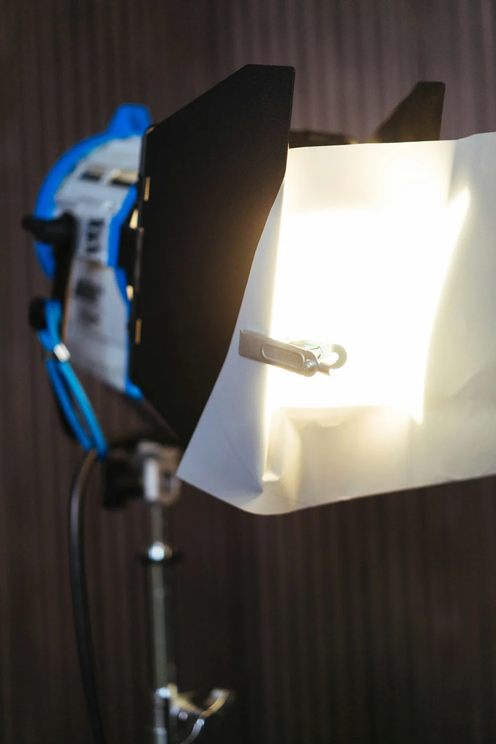 Luz de estudio. Imagen de referencia; no representa este espacio ficticio.