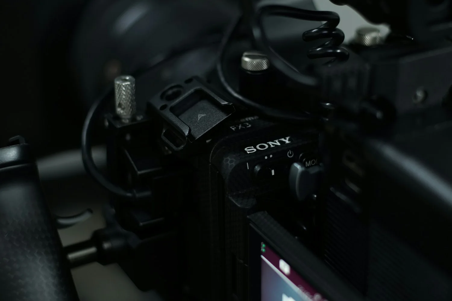 Cámara de vídeo sobre un rig. Imagen de referencia; no representa este espacio ficticio.