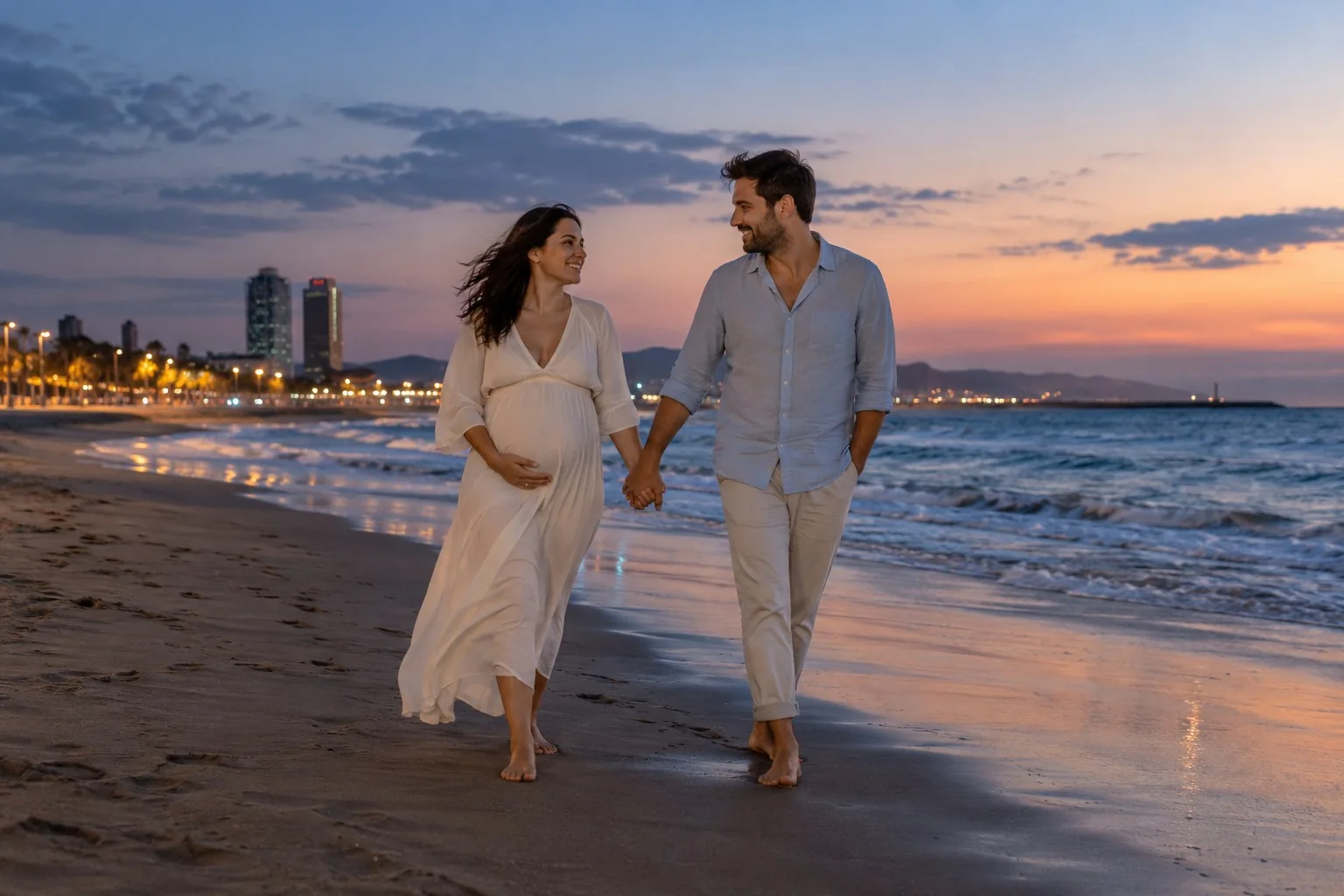 Una pareja camina de la mano por la orilla de una playa al atardecer